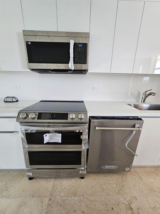 For Rent: $2,000 (1 beds, 1 baths, 768 Square Feet)