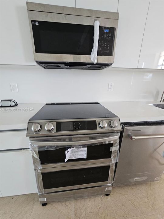 For Rent: $2,000 (1 beds, 1 baths, 768 Square Feet)