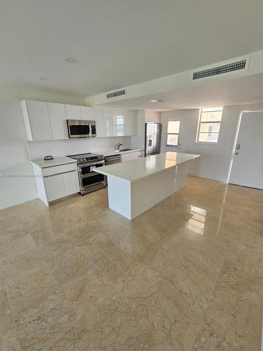 For Rent: $2,000 (1 beds, 1 baths, 768 Square Feet)