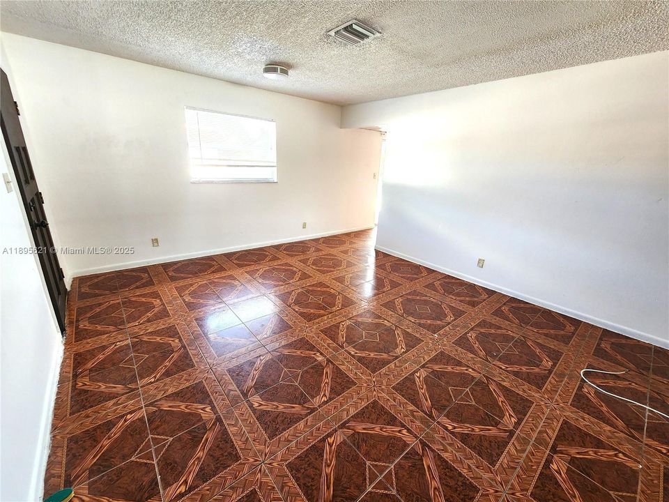 待售: $165,000 (2 贝兹, 2 浴室, 855 平方英尺)