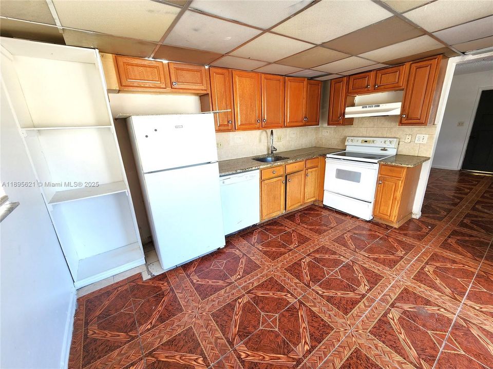 待售: $165,000 (2 贝兹, 2 浴室, 855 平方英尺)