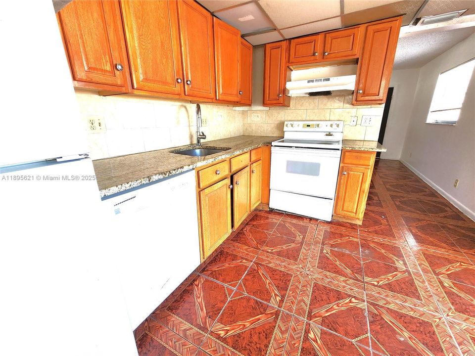 待售: $165,000 (2 贝兹, 2 浴室, 855 平方英尺)