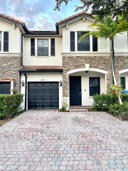 Под контрактом: $3,400 (3 спален, 2 ванн, 1488 Квадратных фут)