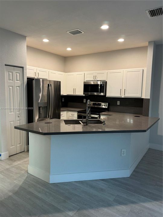 Под контрактом: $3,400 (3 спален, 2 ванн, 1488 Квадратных фут)