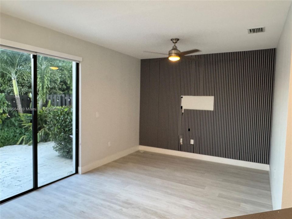 Под контрактом: $3,400 (3 спален, 2 ванн, 1488 Квадратных фут)