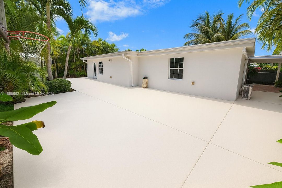 Active With Contract: $850,000 (3 beds, 3 baths, 2174 Square Feet)