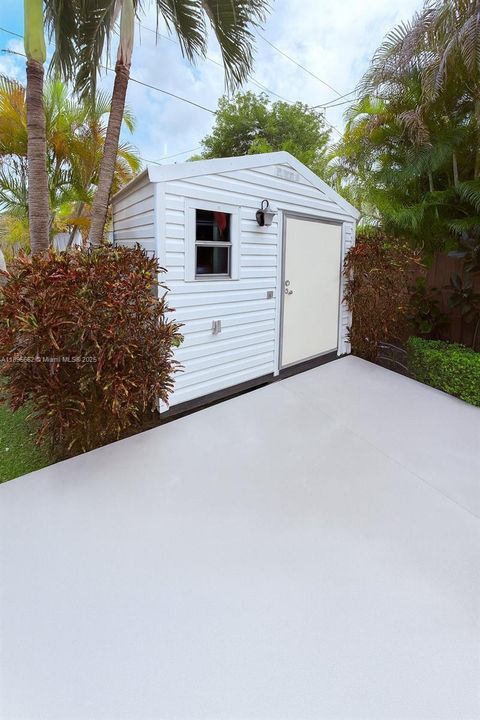 Active With Contract: $850,000 (3 beds, 3 baths, 2174 Square Feet)