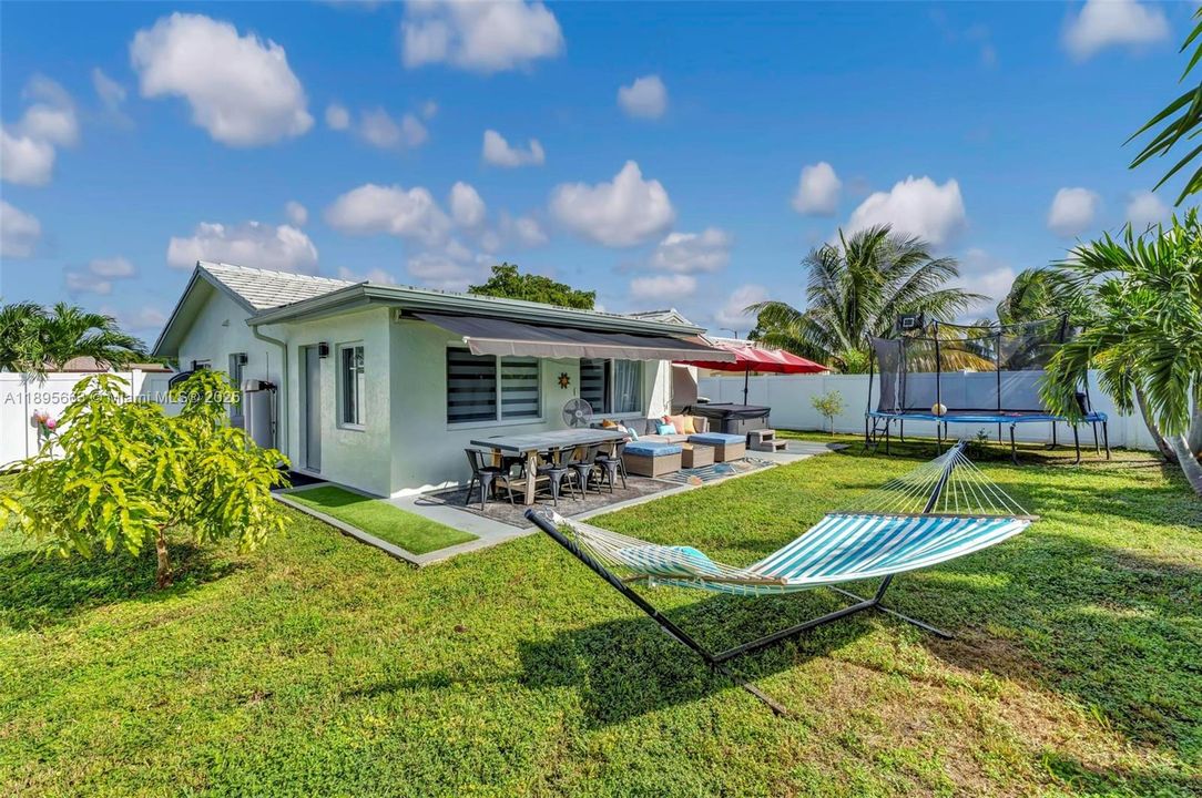 Active With Contract: $3,200 (3 beds, 2 baths, 1204 Square Feet)