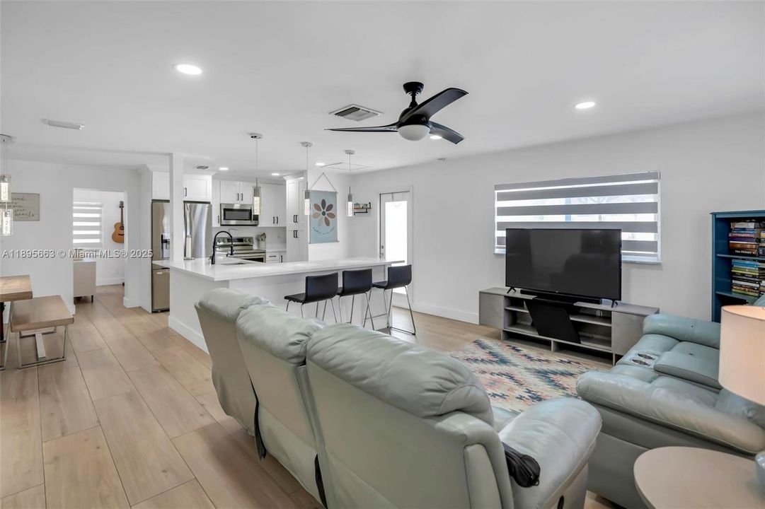 Active With Contract: $3,200 (3 beds, 2 baths, 1204 Square Feet)