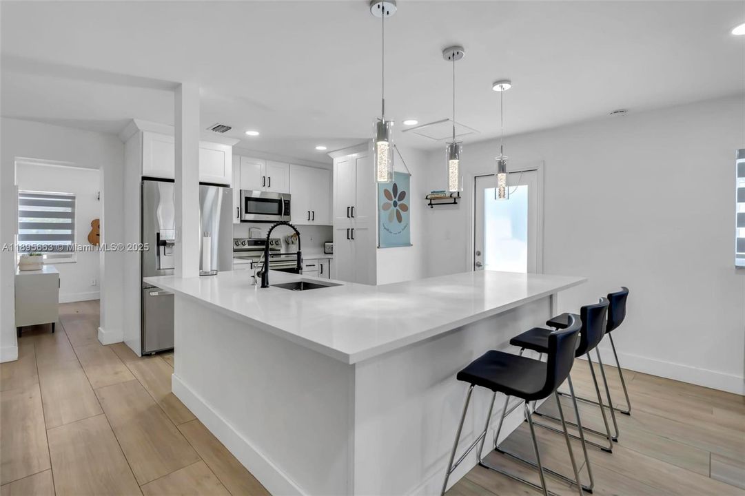 Active With Contract: $3,200 (3 beds, 2 baths, 1204 Square Feet)