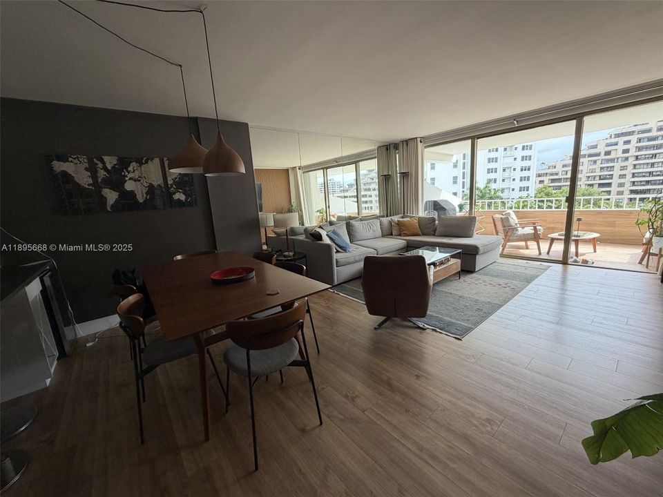 合同活跃: $1,260,000 (2 贝兹, 2 浴室, 1260 平方英尺)