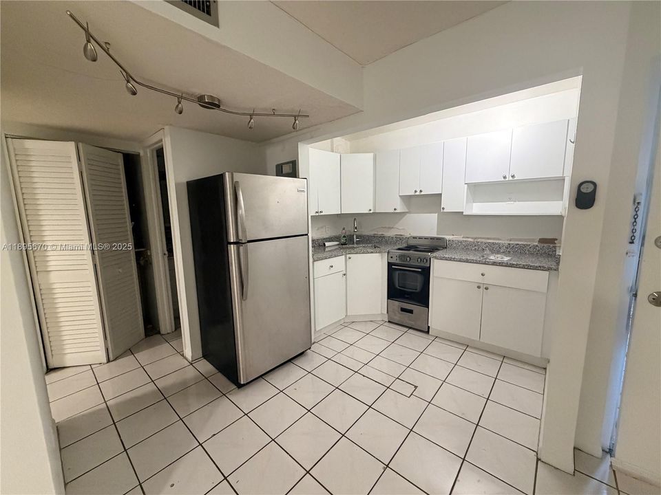 Active With Contract: $2,000 (1 beds, 1 baths, 600 Square Feet)