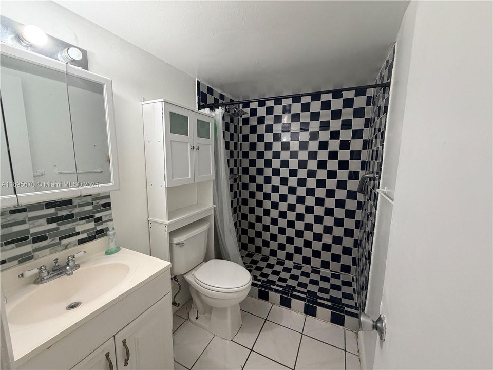 Active With Contract: $2,000 (1 beds, 1 baths, 600 Square Feet)