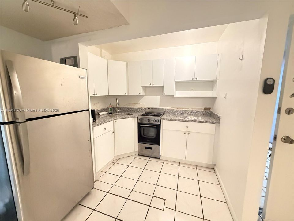 Active With Contract: $2,000 (1 beds, 1 baths, 600 Square Feet)