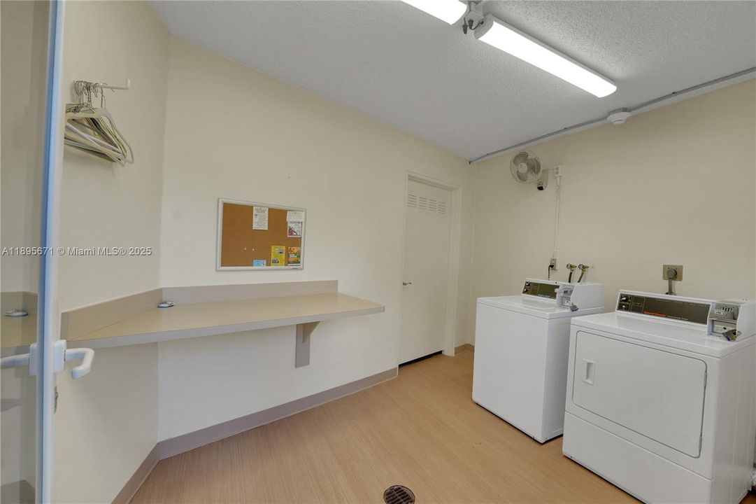 For Sale: $250,000 (2 beds, 2 baths, 1000 Square Feet)