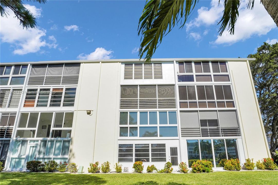 For Sale: $250,000 (2 beds, 2 baths, 1000 Square Feet)