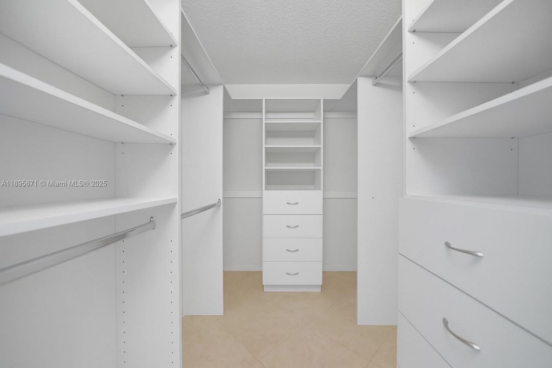 For Sale: $250,000 (2 beds, 2 baths, 1000 Square Feet)