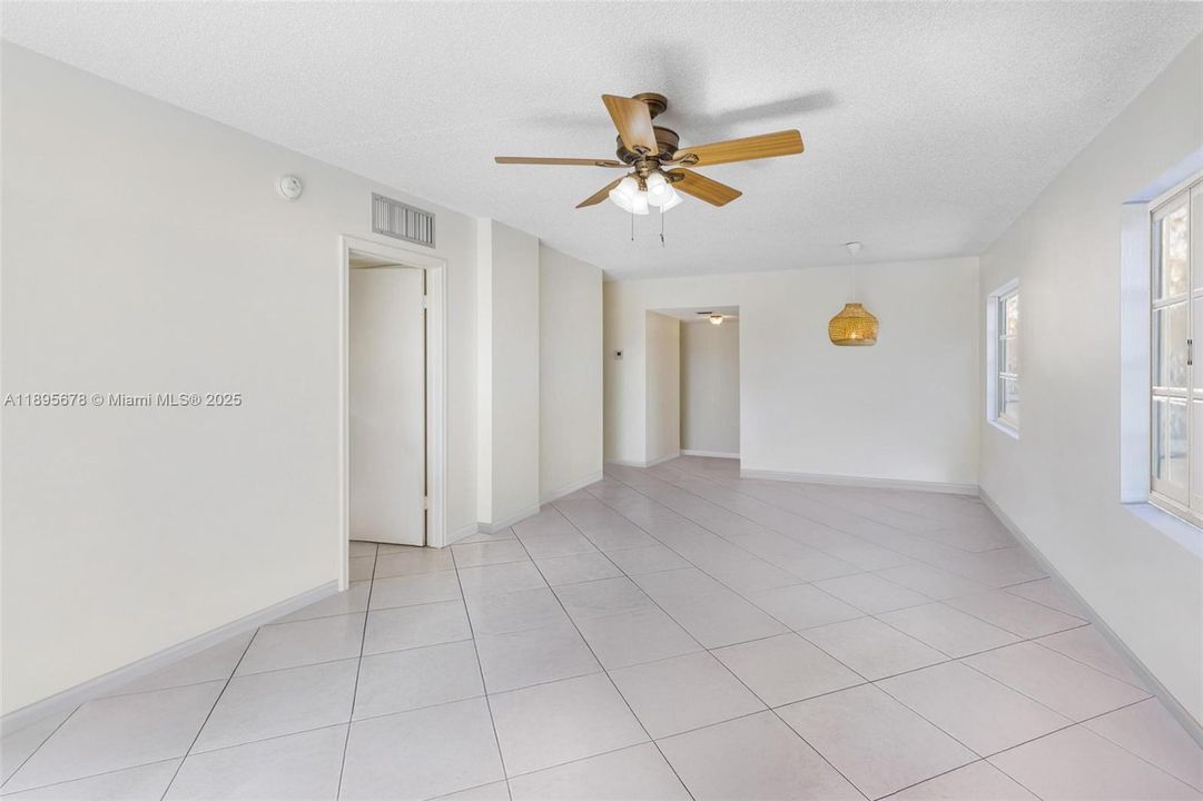 For Sale: $160,000 (1 beds, 1 baths, 898 Square Feet)