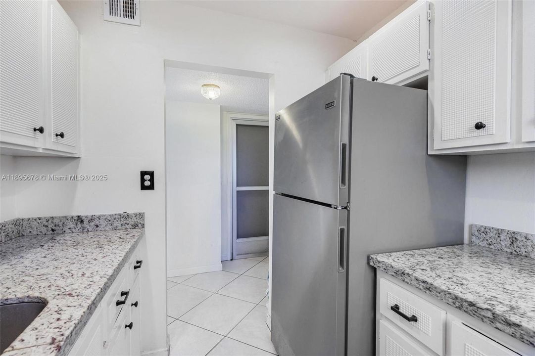 For Sale: $160,000 (1 beds, 1 baths, 898 Square Feet)
