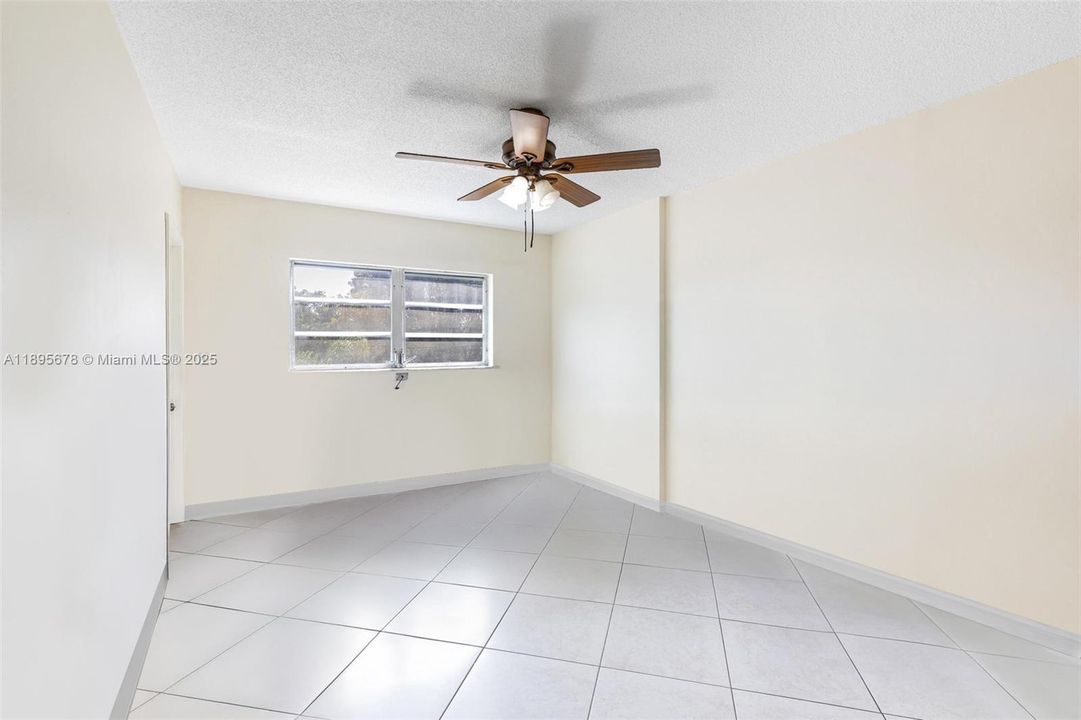 For Sale: $160,000 (1 beds, 1 baths, 898 Square Feet)