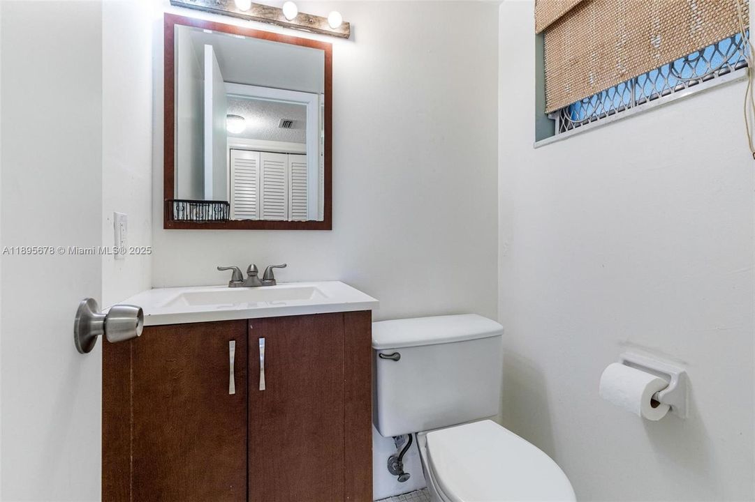 For Sale: $160,000 (1 beds, 1 baths, 898 Square Feet)