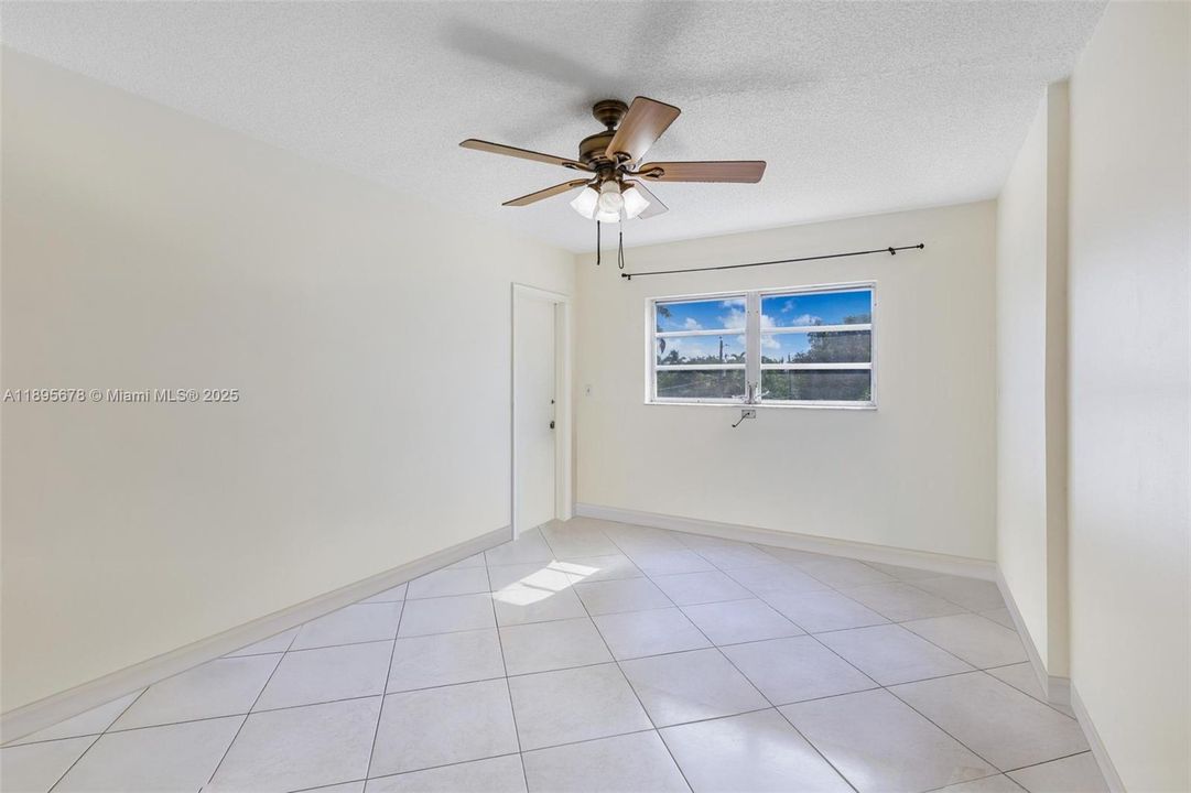 For Sale: $160,000 (1 beds, 1 baths, 898 Square Feet)