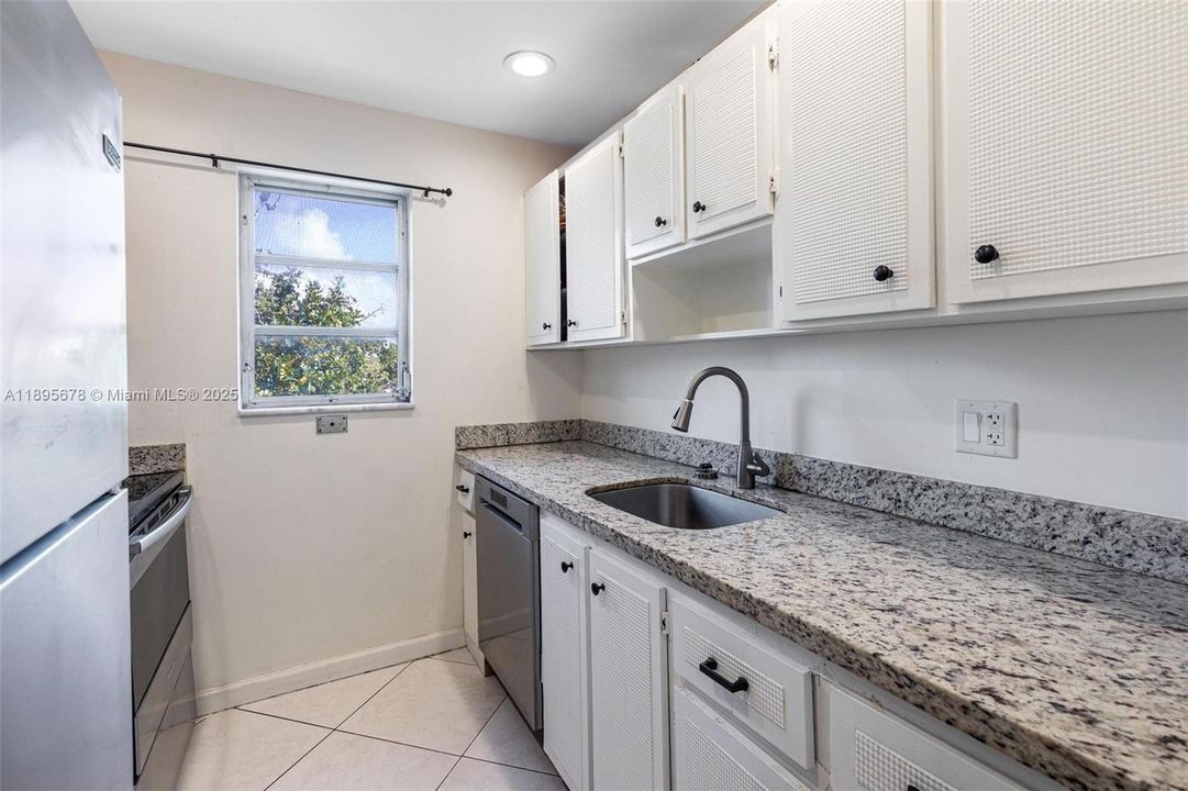 For Sale: $160,000 (1 beds, 1 baths, 898 Square Feet)