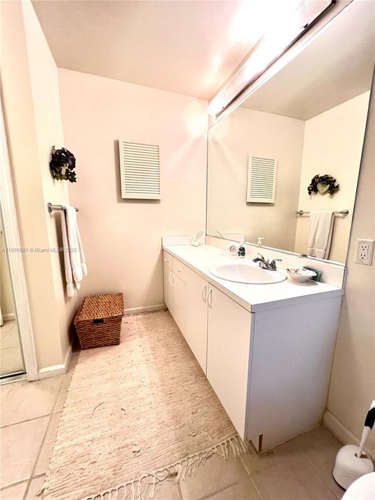 合同活跃: $3,200 (2 贝兹, 2 浴室, 1200 平方英尺)