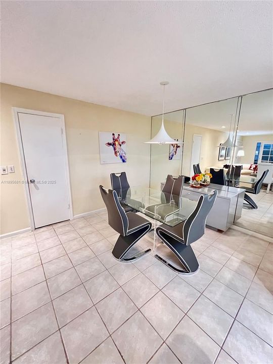 合同活跃: $3,200 (2 贝兹, 2 浴室, 1200 平方英尺)