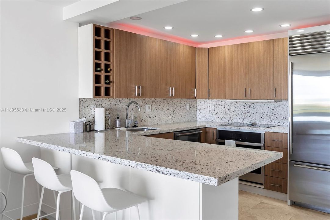 For Sale: $679,000 (1 beds, 1 baths, 654 Square Feet)