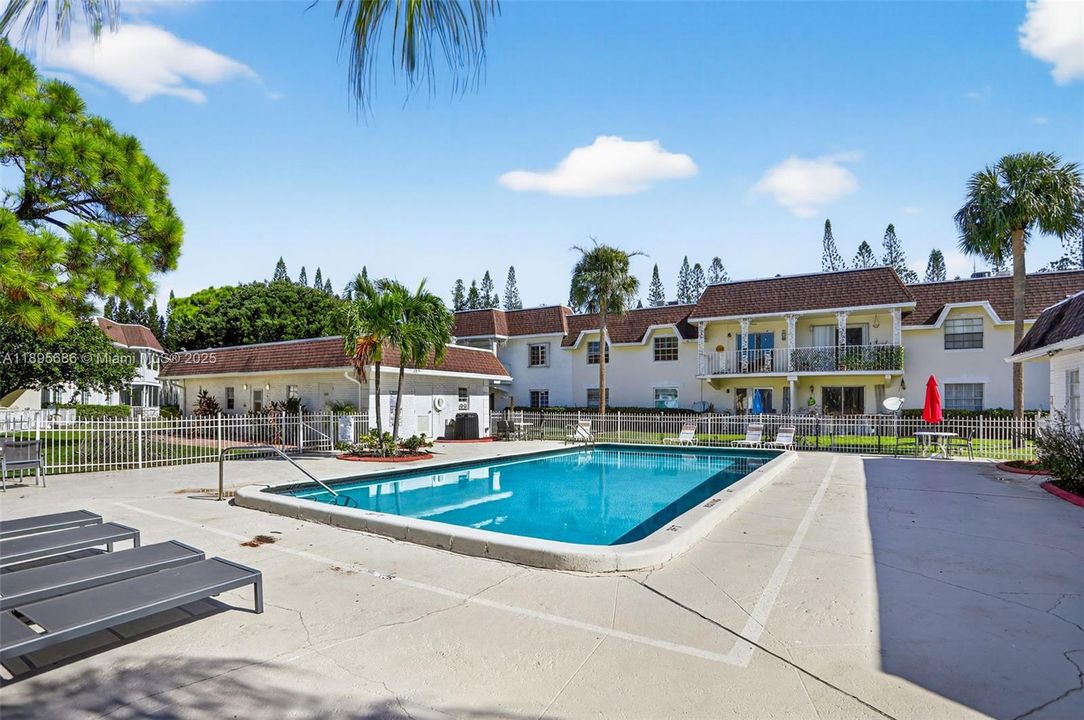 Active With Contract: $129,900 (2 beds, 2 baths, 920 Square Feet)