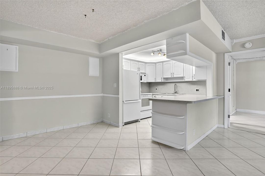 Active With Contract: $129,900 (2 beds, 2 baths, 920 Square Feet)