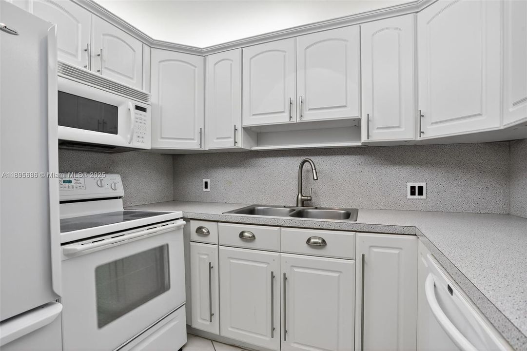 Active With Contract: $129,900 (2 beds, 2 baths, 920 Square Feet)