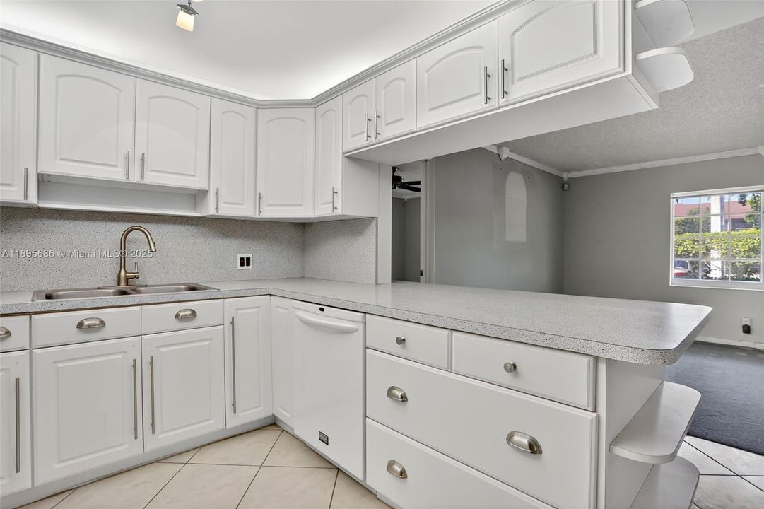 Active With Contract: $129,900 (2 beds, 2 baths, 920 Square Feet)