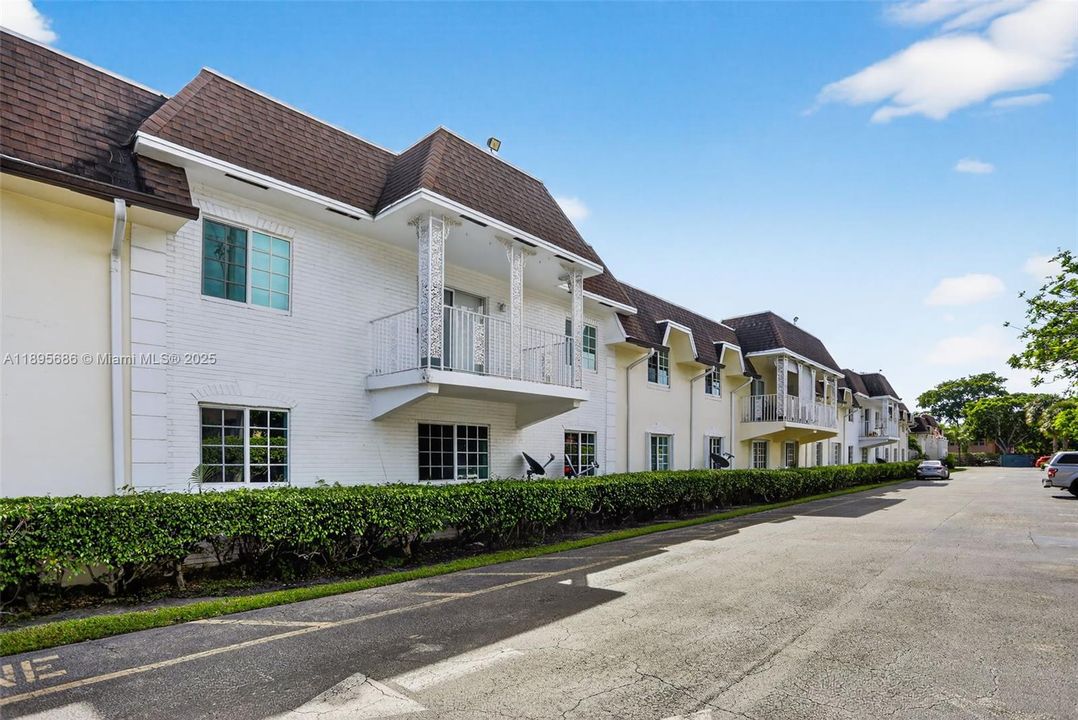 Active With Contract: $129,900 (2 beds, 2 baths, 920 Square Feet)