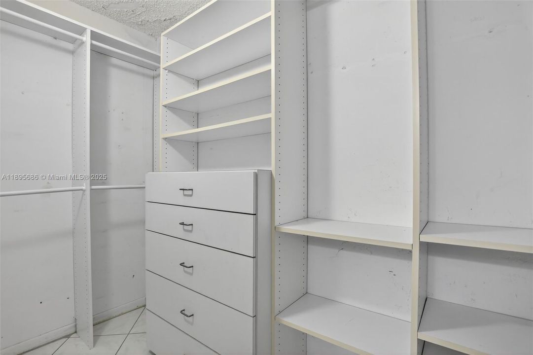 Active With Contract: $129,900 (2 beds, 2 baths, 920 Square Feet)