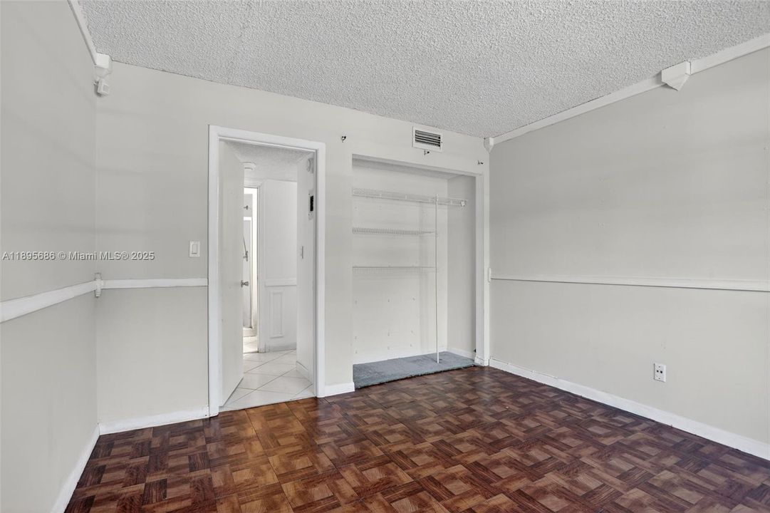 Active With Contract: $129,900 (2 beds, 2 baths, 920 Square Feet)