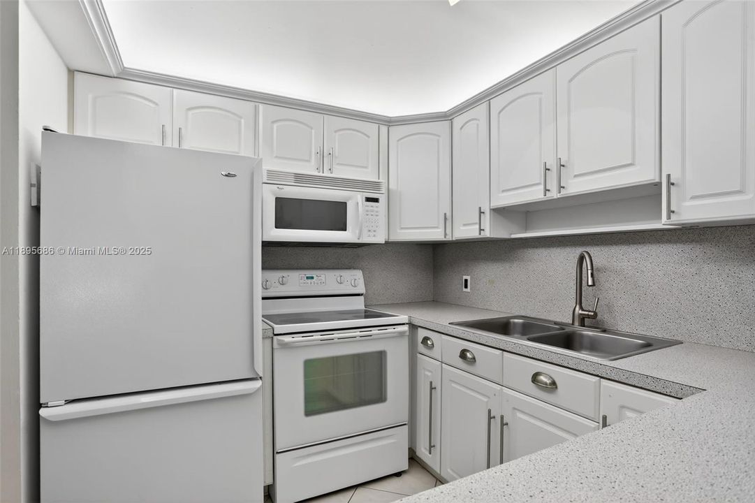 Active With Contract: $129,900 (2 beds, 2 baths, 920 Square Feet)