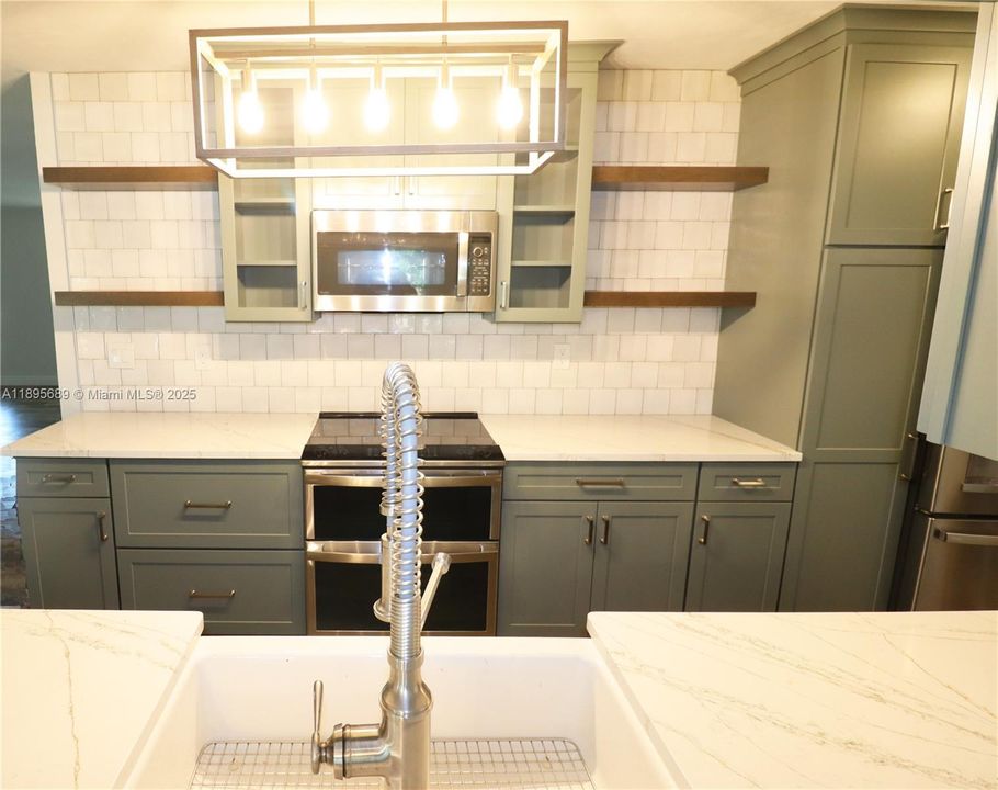 На продажу: $1,020,000 (4 спален, 2 ванн, 2001 Квадратных фут)