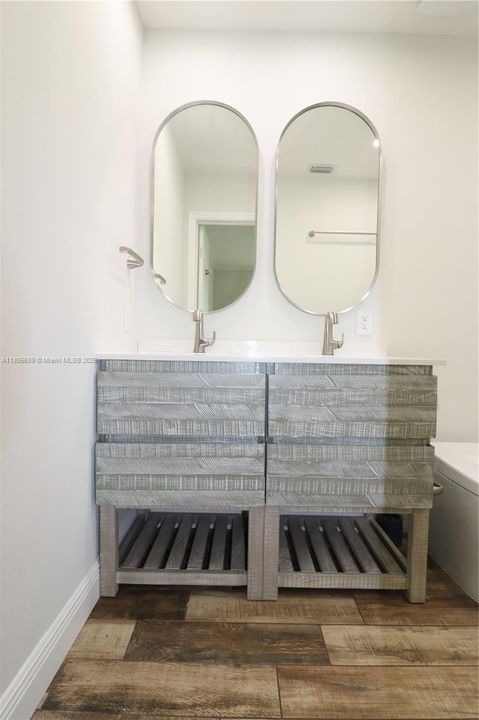 На продажу: $1,020,000 (4 спален, 2 ванн, 2001 Квадратных фут)