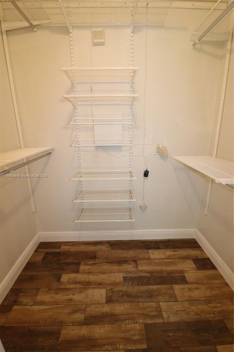 На продажу: $1,020,000 (4 спален, 2 ванн, 2001 Квадратных фут)