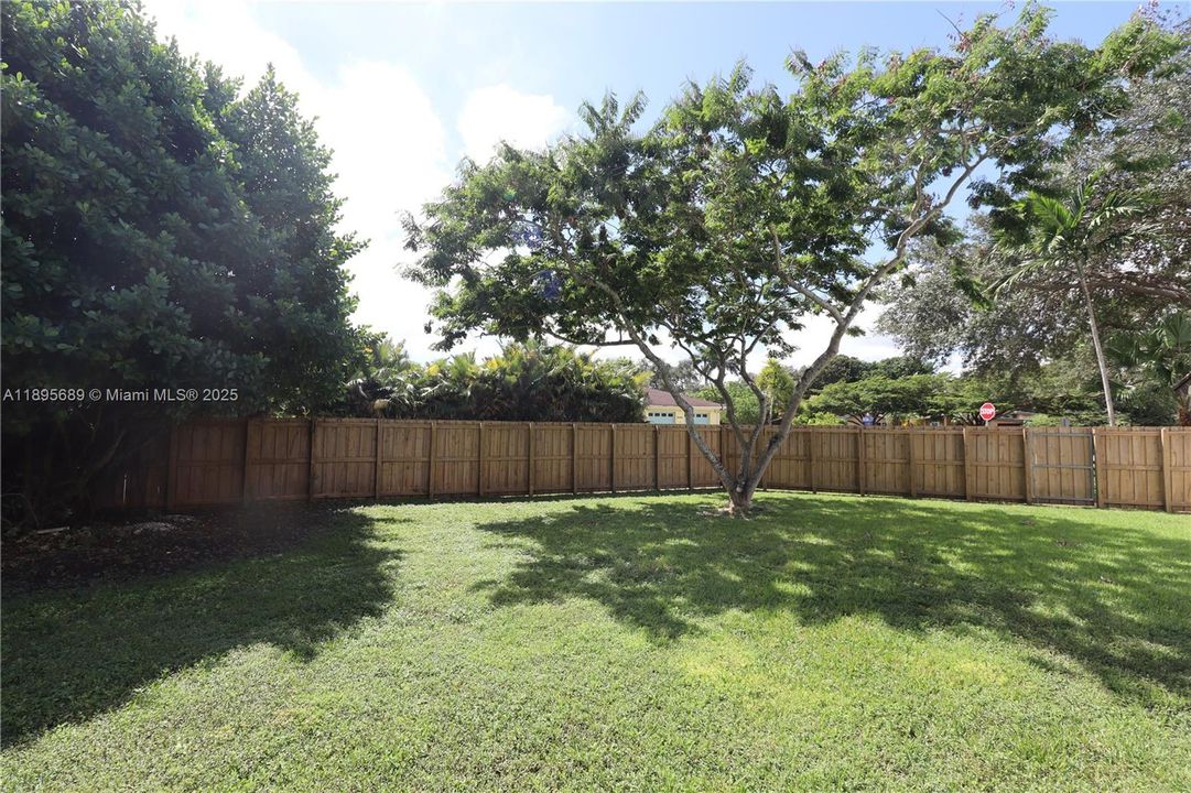 На продажу: $1,020,000 (4 спален, 2 ванн, 2001 Квадратных фут)