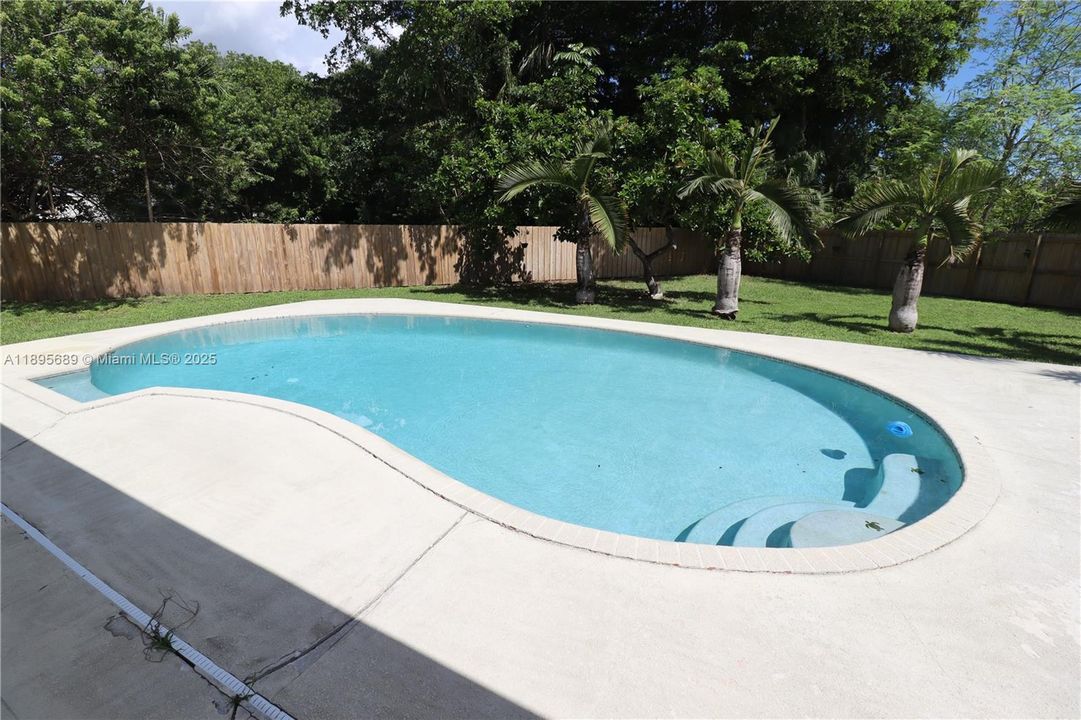 На продажу: $1,020,000 (4 спален, 2 ванн, 2001 Квадратных фут)