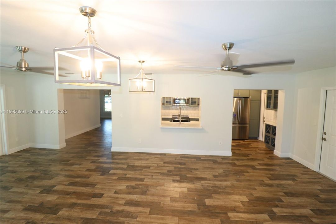 На продажу: $1,020,000 (4 спален, 2 ванн, 2001 Квадратных фут)