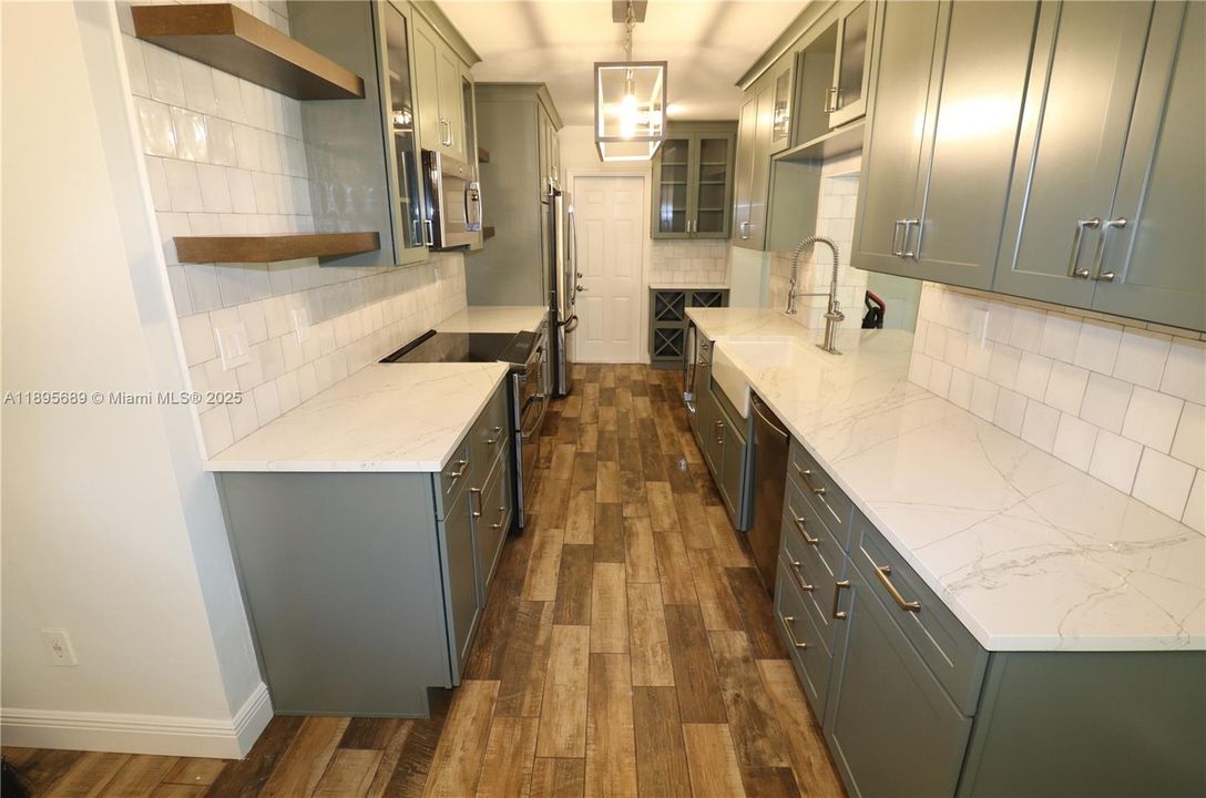 На продажу: $1,020,000 (4 спален, 2 ванн, 2001 Квадратных фут)