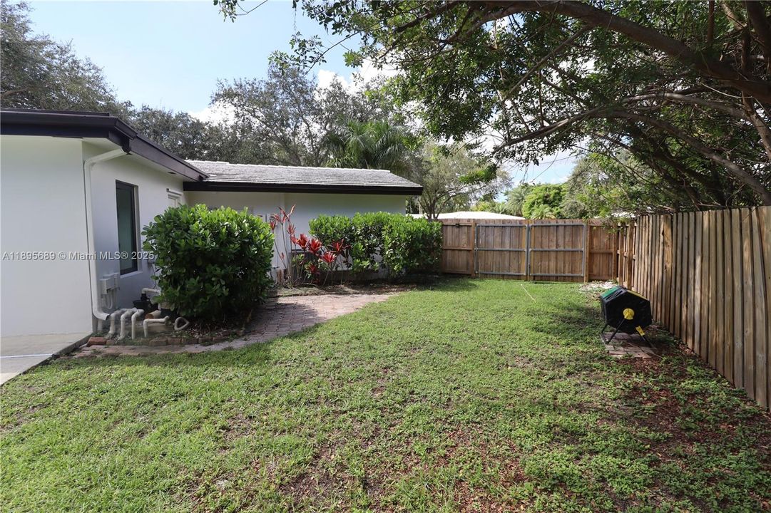 На продажу: $1,020,000 (4 спален, 2 ванн, 2001 Квадратных фут)