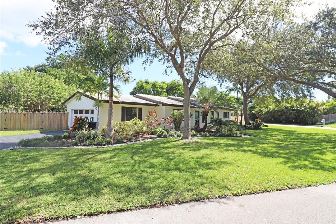 На продажу: $1,020,000 (4 спален, 2 ванн, 2001 Квадратных фут)