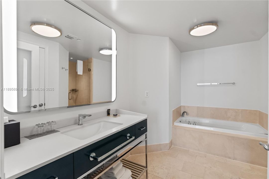 Active With Contract: $1,650,000 (1 beds, 2 baths, 1002 Square Feet)