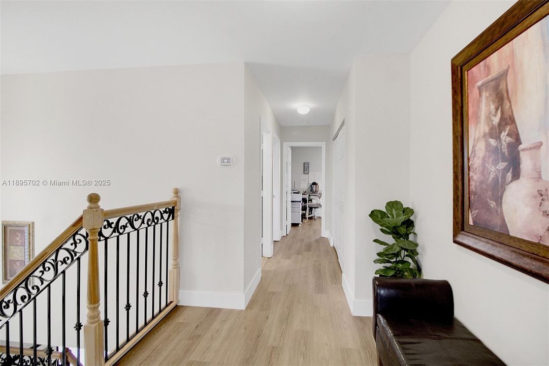 合同活跃: $755,000 (4 贝兹, 2 浴室, 2383 平方英尺)