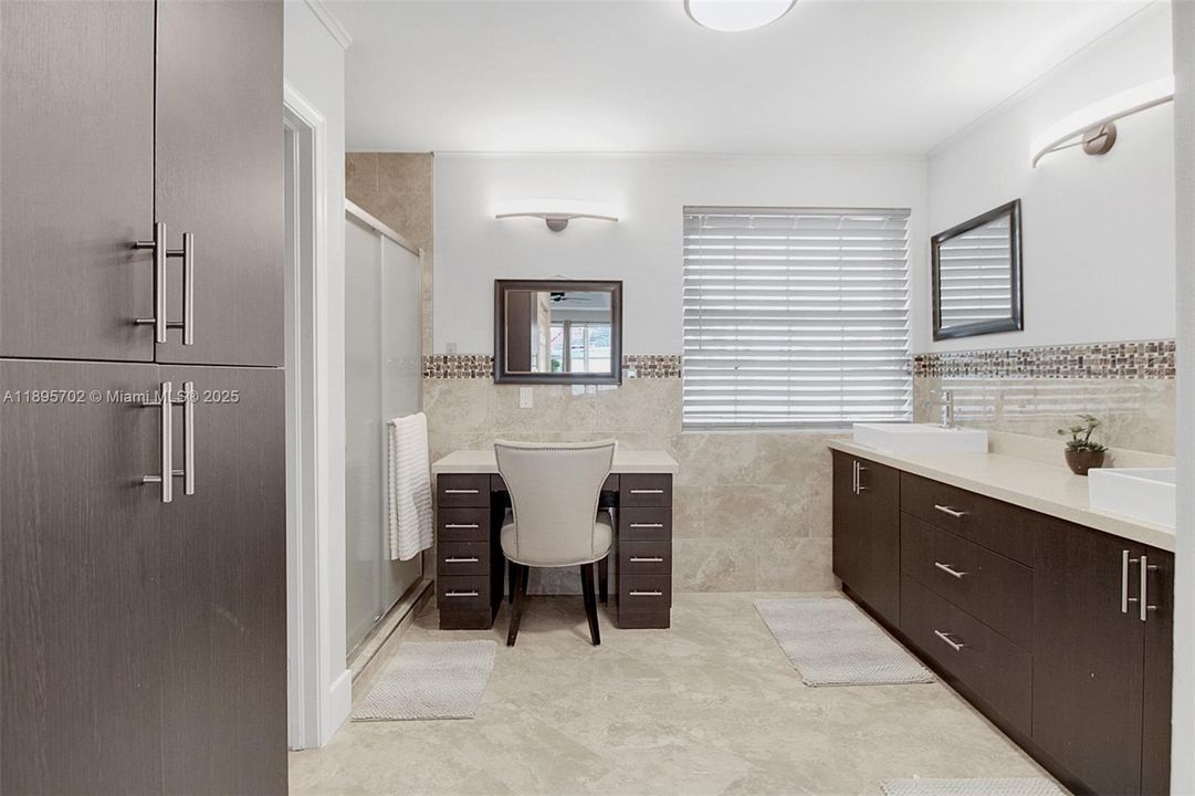 合同活跃: $755,000 (4 贝兹, 2 浴室, 2383 平方英尺)